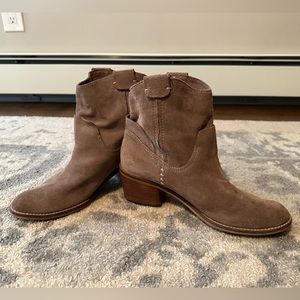 Low rise suede Dolce Vita boots (Size 8)